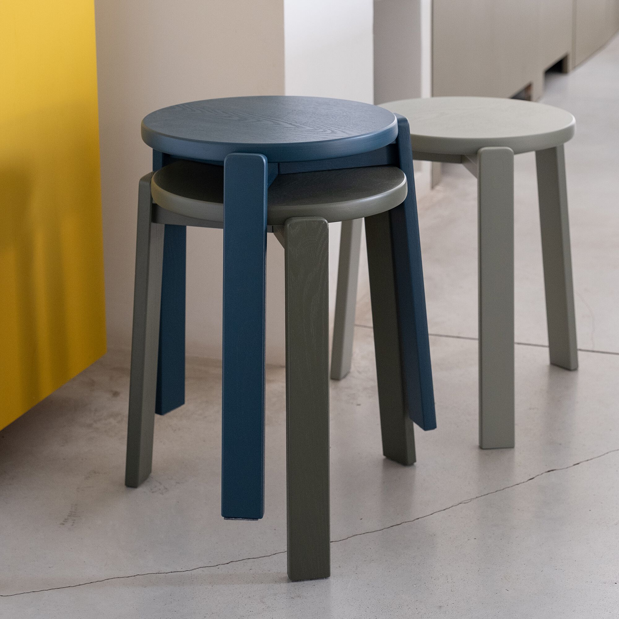 LUNEL - Tabouret bas en bois de frêne H45cm - bleu figuerolles