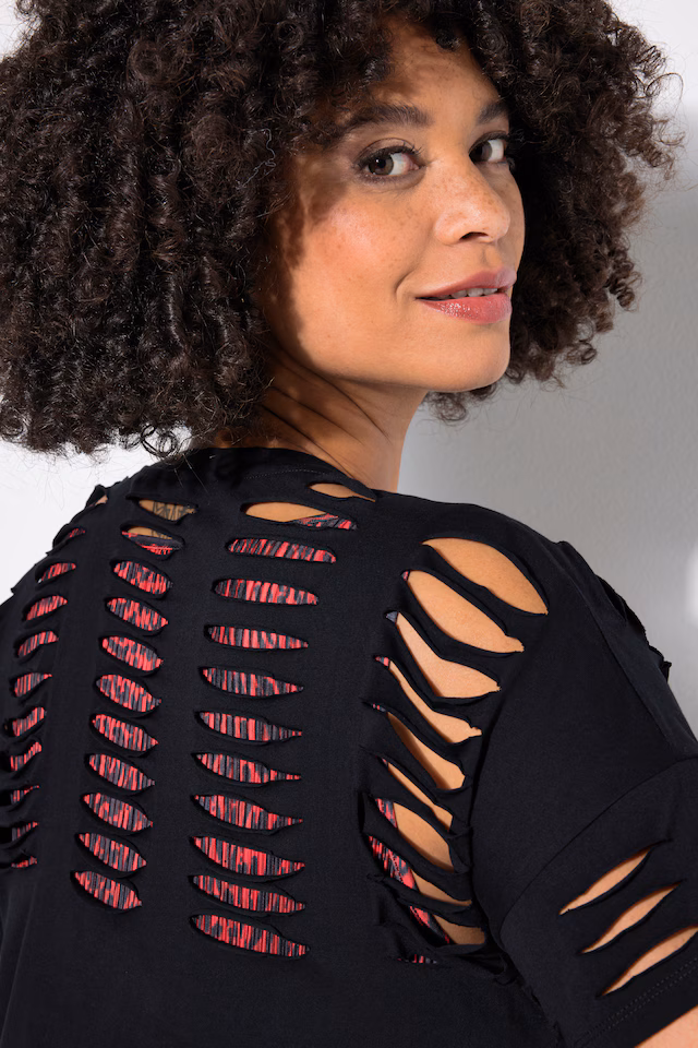 Comfort fit T-shirt with slits and leopard pattern inscription