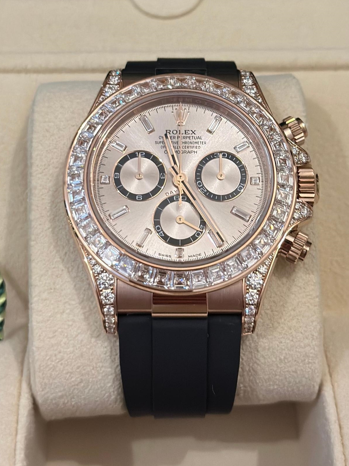 [Super Clone]Rolex Cosmograph Daytona 40mm Rose Gold Diamond Baguette Sundust Dial Diamond Bezel Oysterflex - 126535RBR