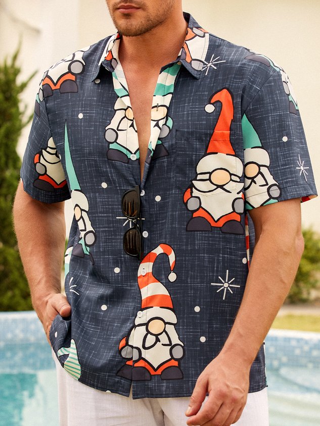 Chemise à manches courtes imprimée avec un motif de gnome de Noël rétro et un revers, style décontracté, collection fêtes.