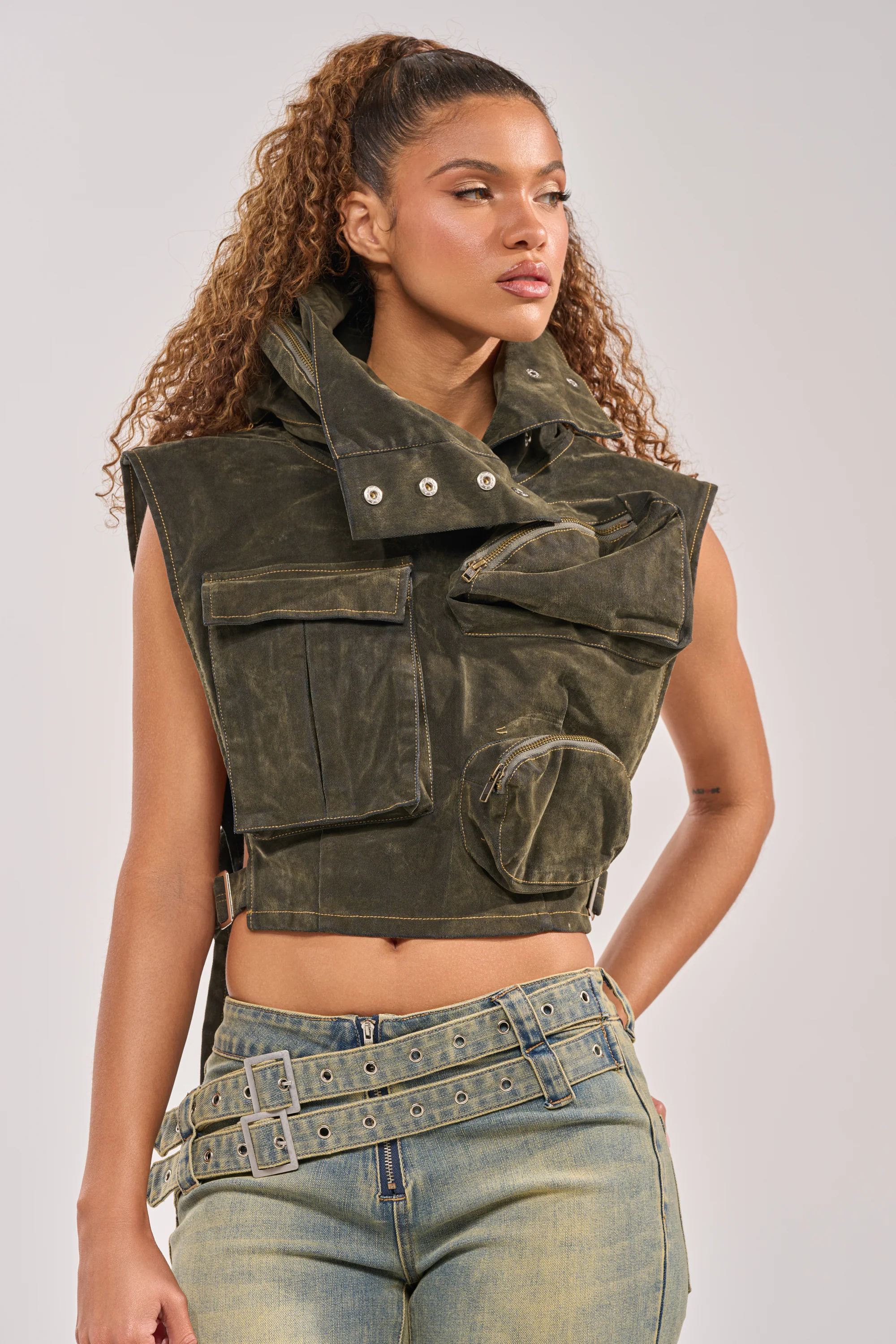 MODEL BEHAVIOR TOP IN DARK OLIVE DENIM - Akira Store