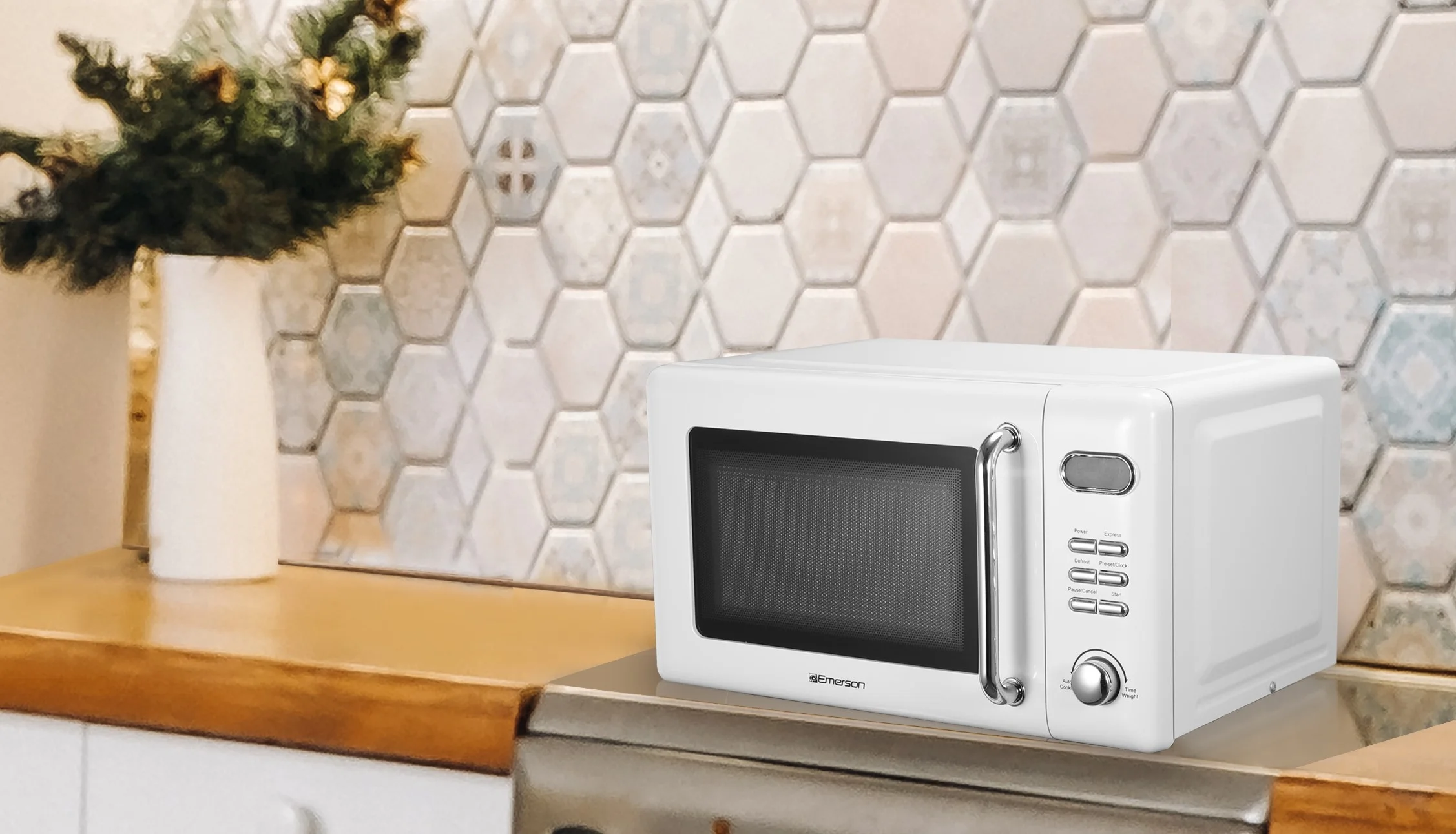 Emerson 0.7 cu ft, 700W White Retro Countertop Microwave Oven, MWR7020W
