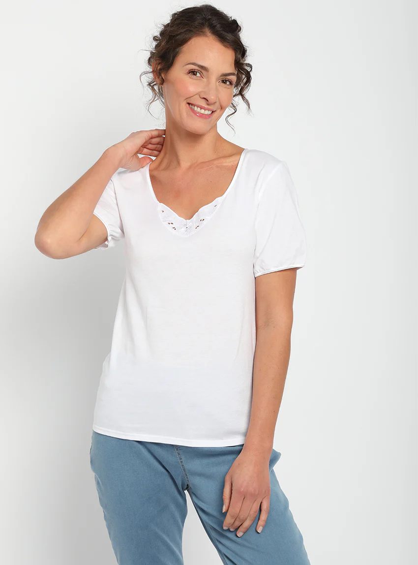 Tee-shirt femme col V brodé en coton peigné blanc