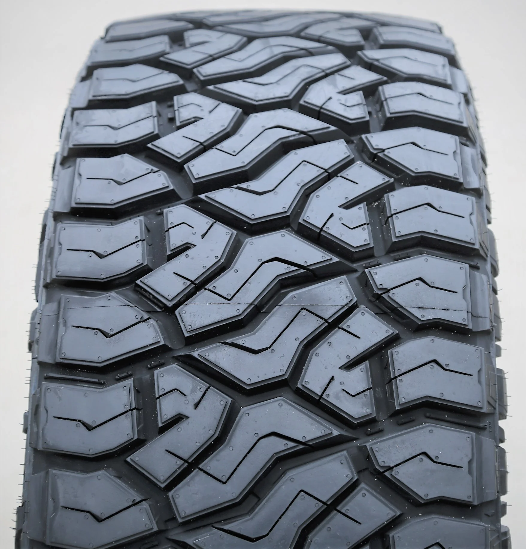 Venom Power Terra Hunter R/T+ 33X12.50R17 120Q E 10 Ply Rugged Terrain Light Truck Tire