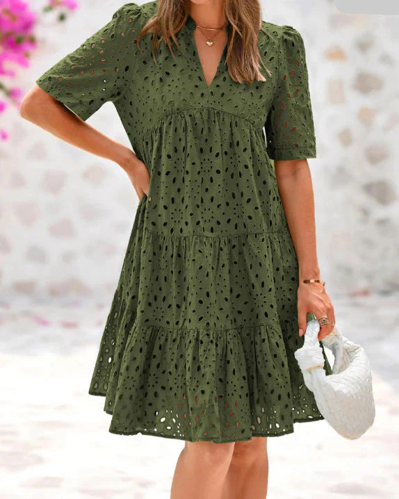 Robe d'été élégante avec détails en dentelle et volants