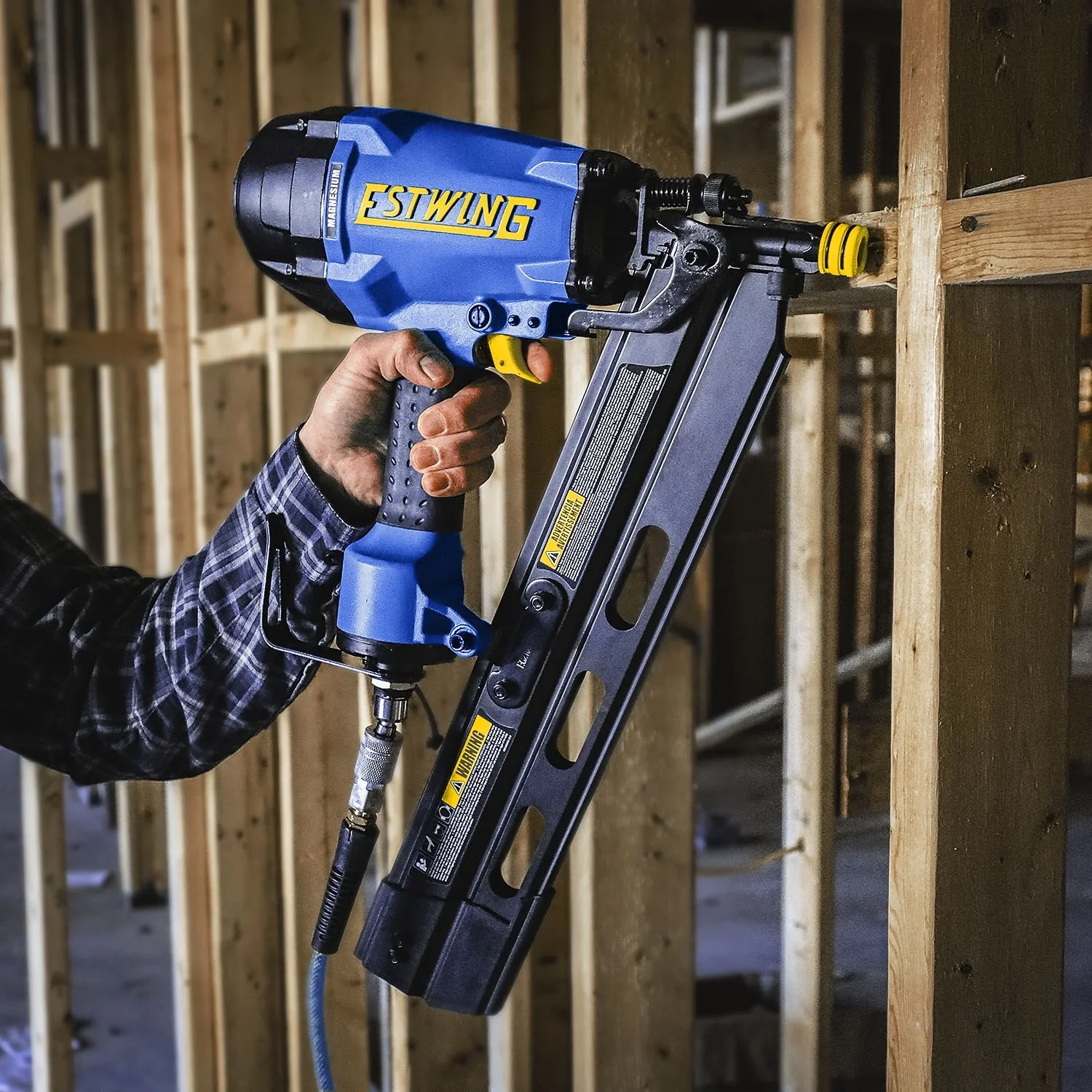 Estwing EFR2190 Pneumatic 21 Degree 3-1/2 Framing Nailer with Adjustable Metal Belt Hook, 1/4 NPT Industrial Swivel Fitting, and Bag