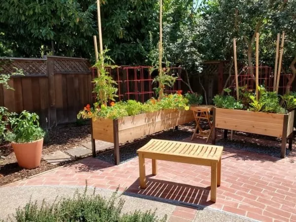 Jardinière surélevée Ankerfield à arrosage automatique et teintée écologiquement