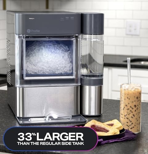 Machine à glaçons GE Profile Opal 2.0 XL avec réservoir de 3,8 litres (1 gallon) et glaçons en pépites croquantes à croquer.
