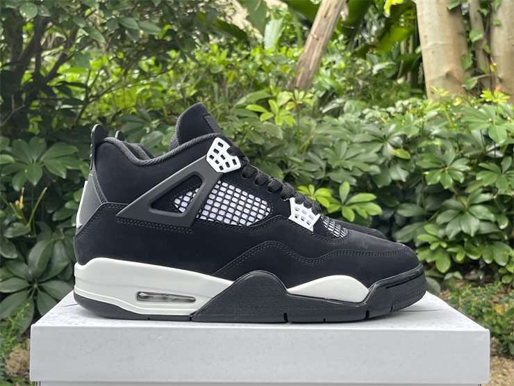 Air Jordan 4 “White Thunder”