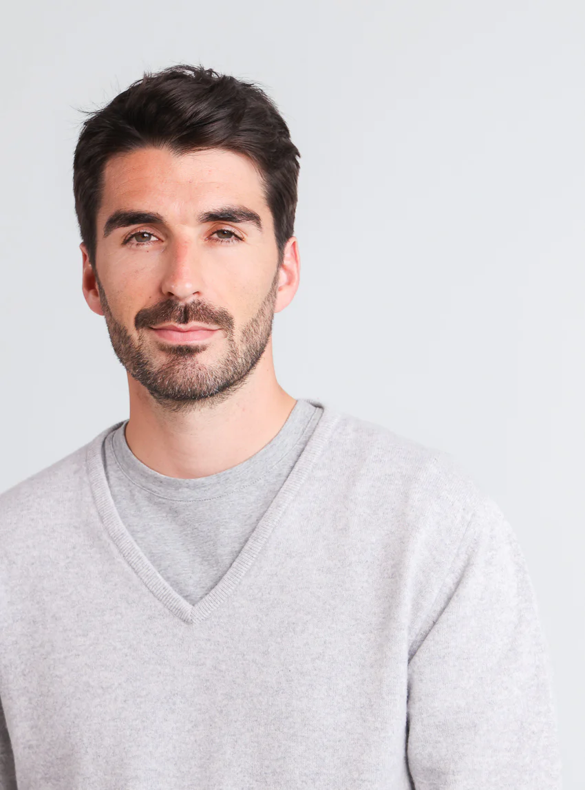 Pull homme col V en cachemire et laine gris nacre