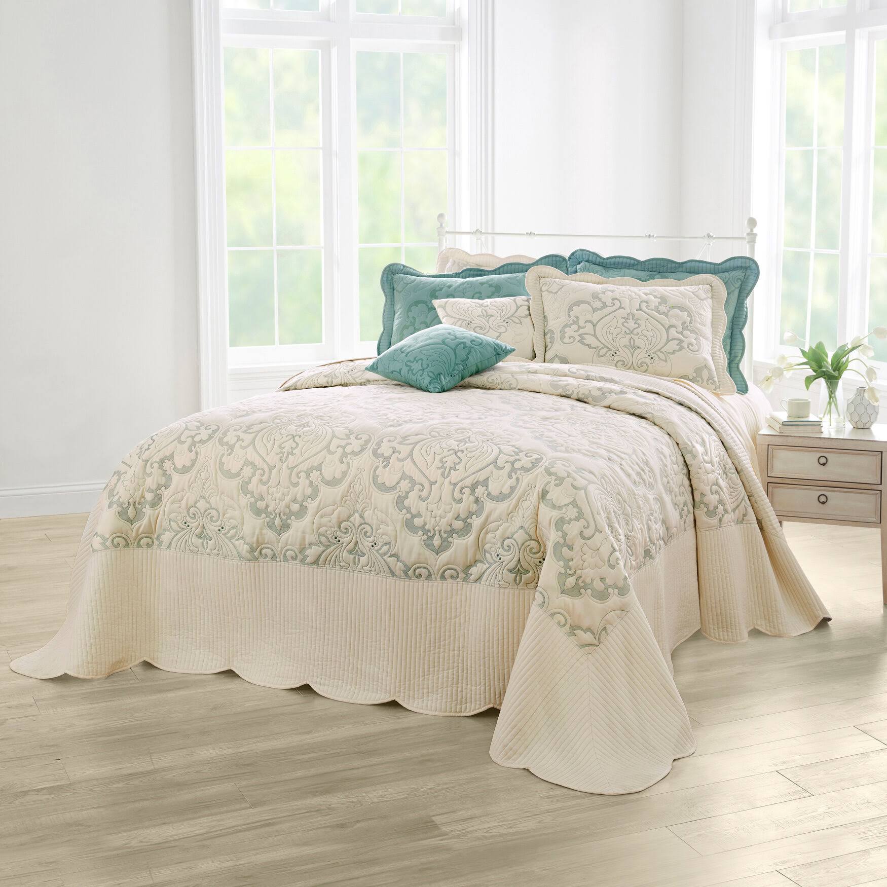 Amelia Bedspread by BrylaneHome in Ivory Seaglass (Size Full)