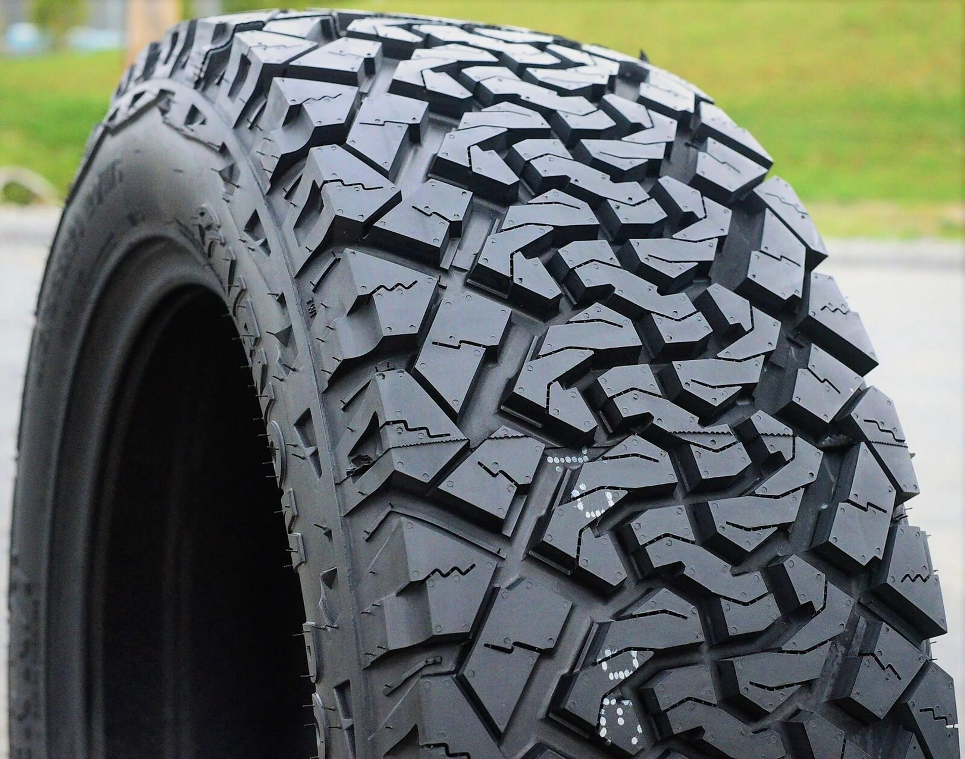 Venom Power Terra Hunter X/T 265/60R18 114T XL Extreme Terrain Tire