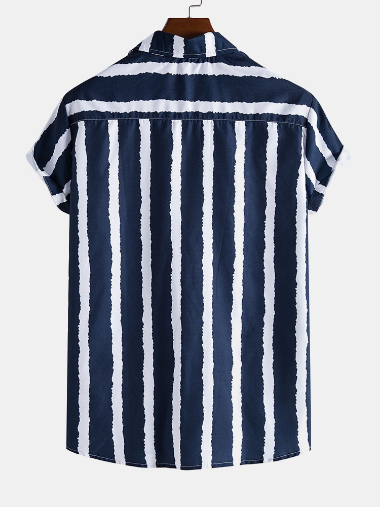 Chemises à larges rayures et revers