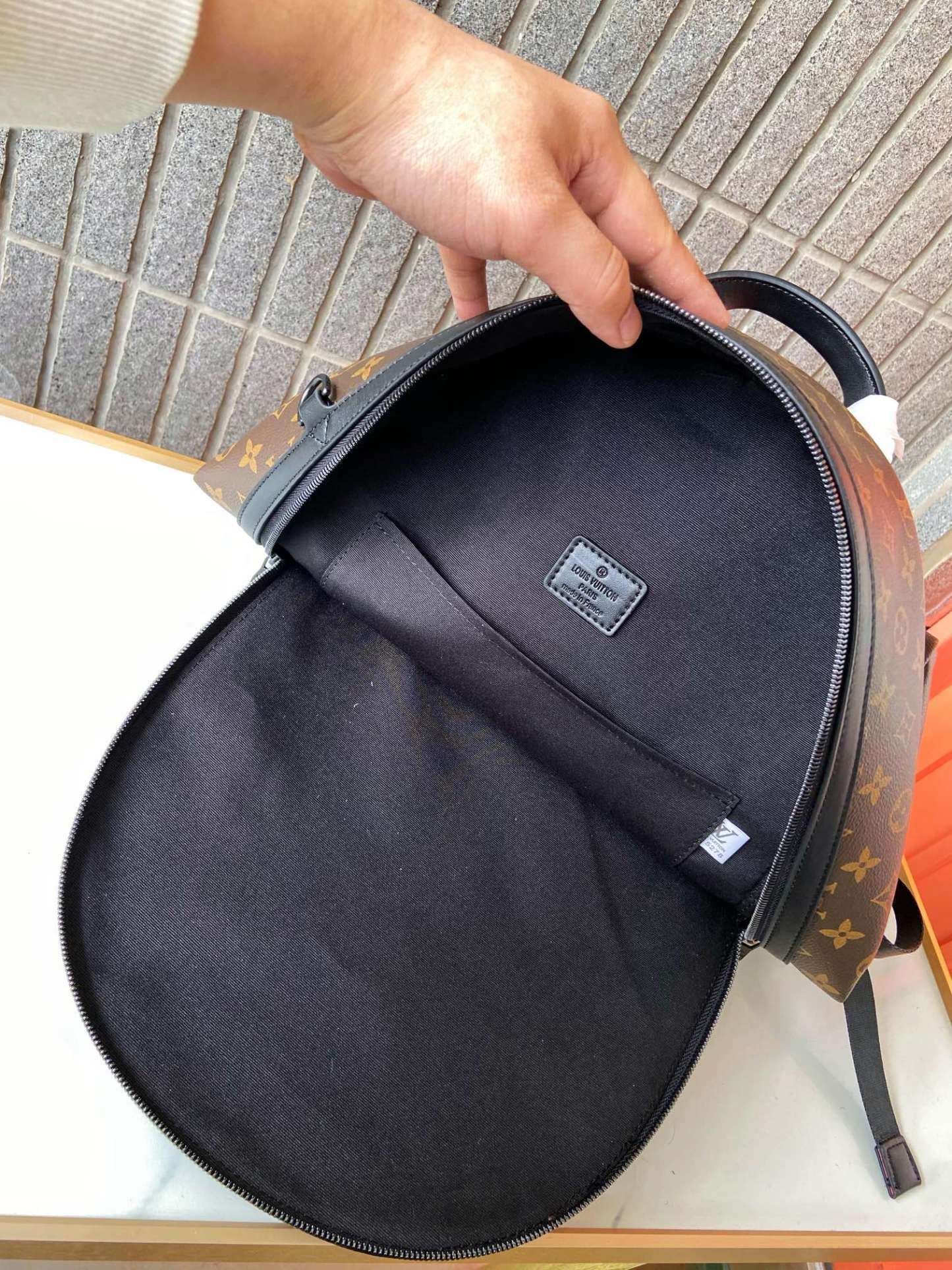 Louis new arrival ????Aerogram backpack bag size : 43 x 30 x 14 cm