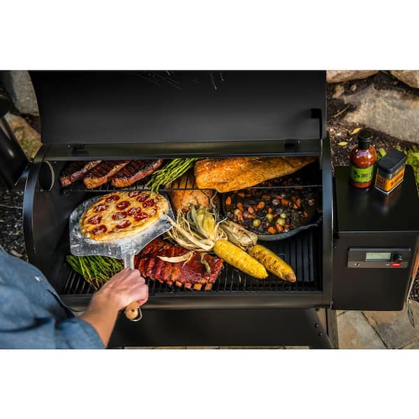 Pro 780 Wifi Pellet Grill and Smoker in Black Image 2