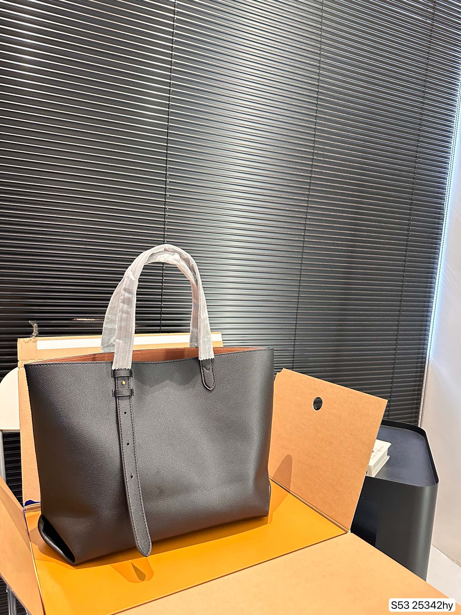 Louis new arrival lock hobo tote bag size��47 * 31 cm