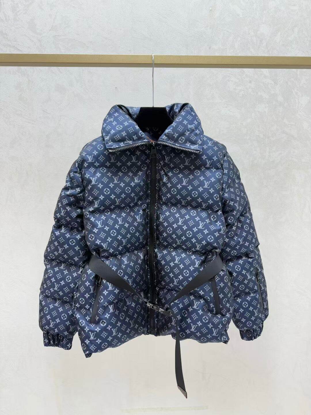 LOUIS VUITTON   ルイ・ヴィトン2025新作入荷スタンドカラーベルト付きダウンジャケット（ホワイトグースダウン）  MONCLER