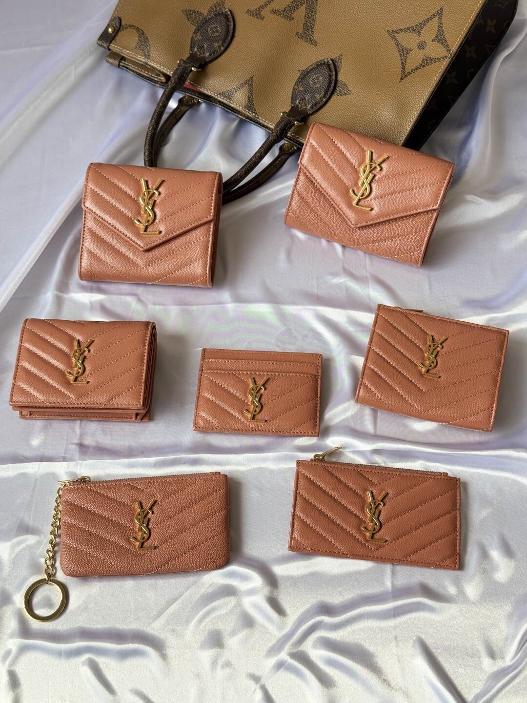 【サンローラン】大人気ロゴ 小銭入れ付き 三つ折り財布