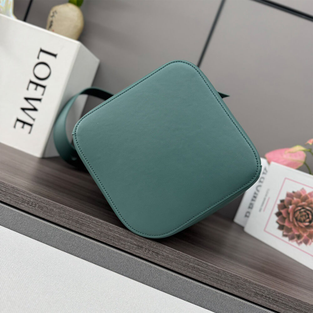 LOEWE Medium Pebble bucket in smooth calfskin(high-end grade)
