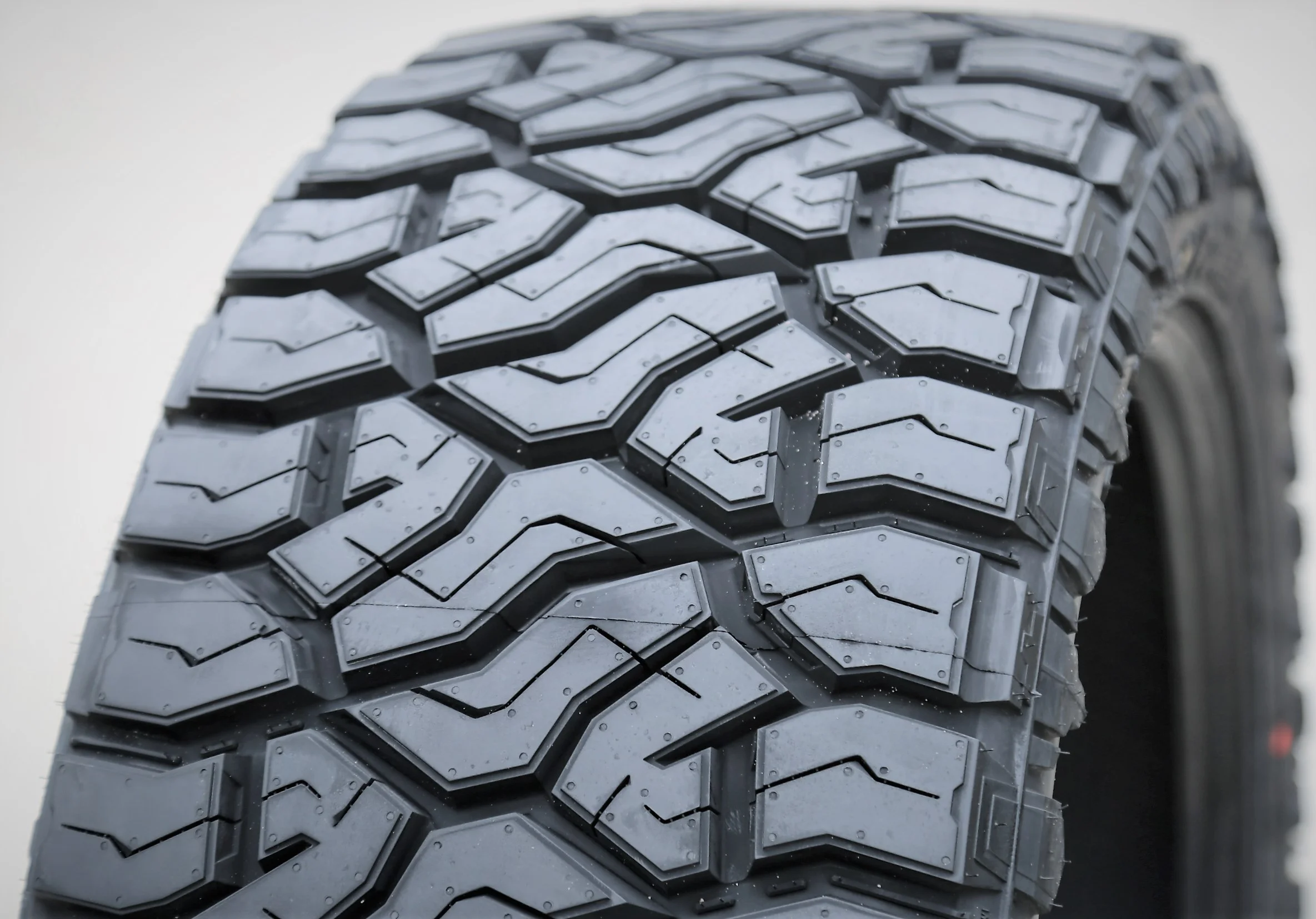Venom Power Terra Hunter R/T+ 33X12.50R17 120Q E 10 Ply Rugged Terrain Light Truck Tire