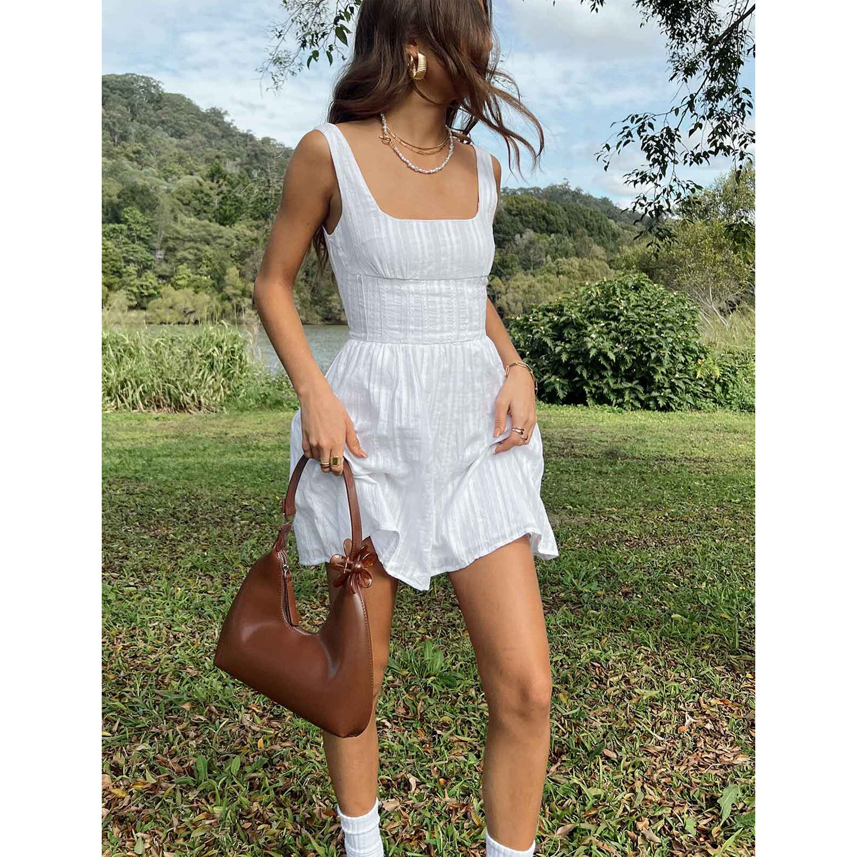 Robe courte unie à col carré