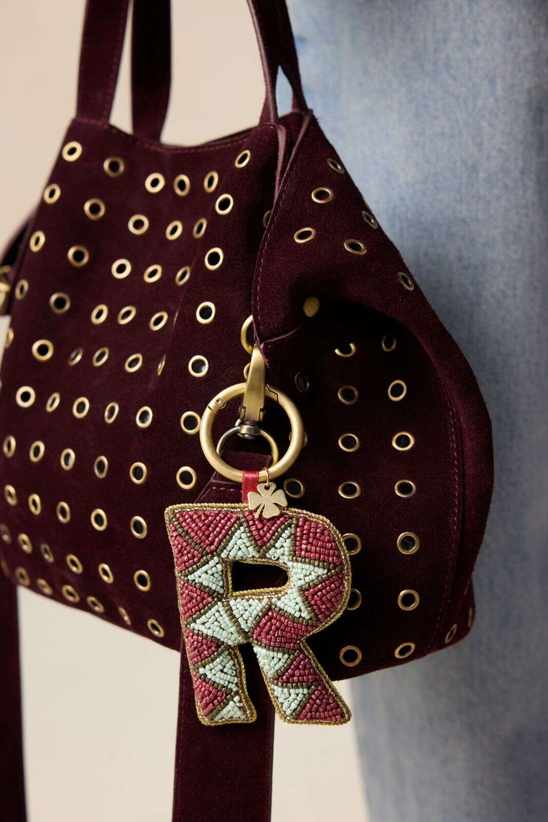 Donkerrode bag charm letter R