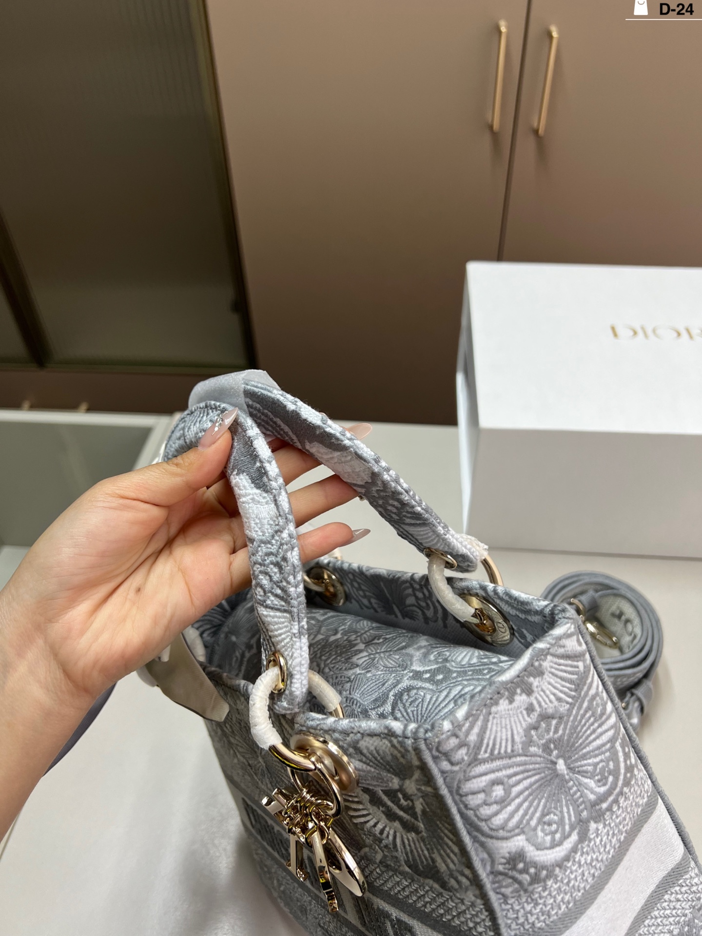 D new arrival lady bag size: 24*20 cm