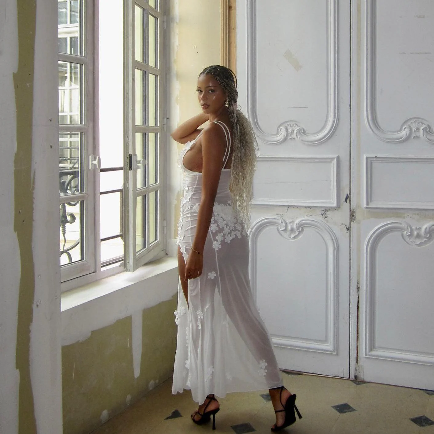 Robe longue en maille blanche à fleurs avec broderie florale