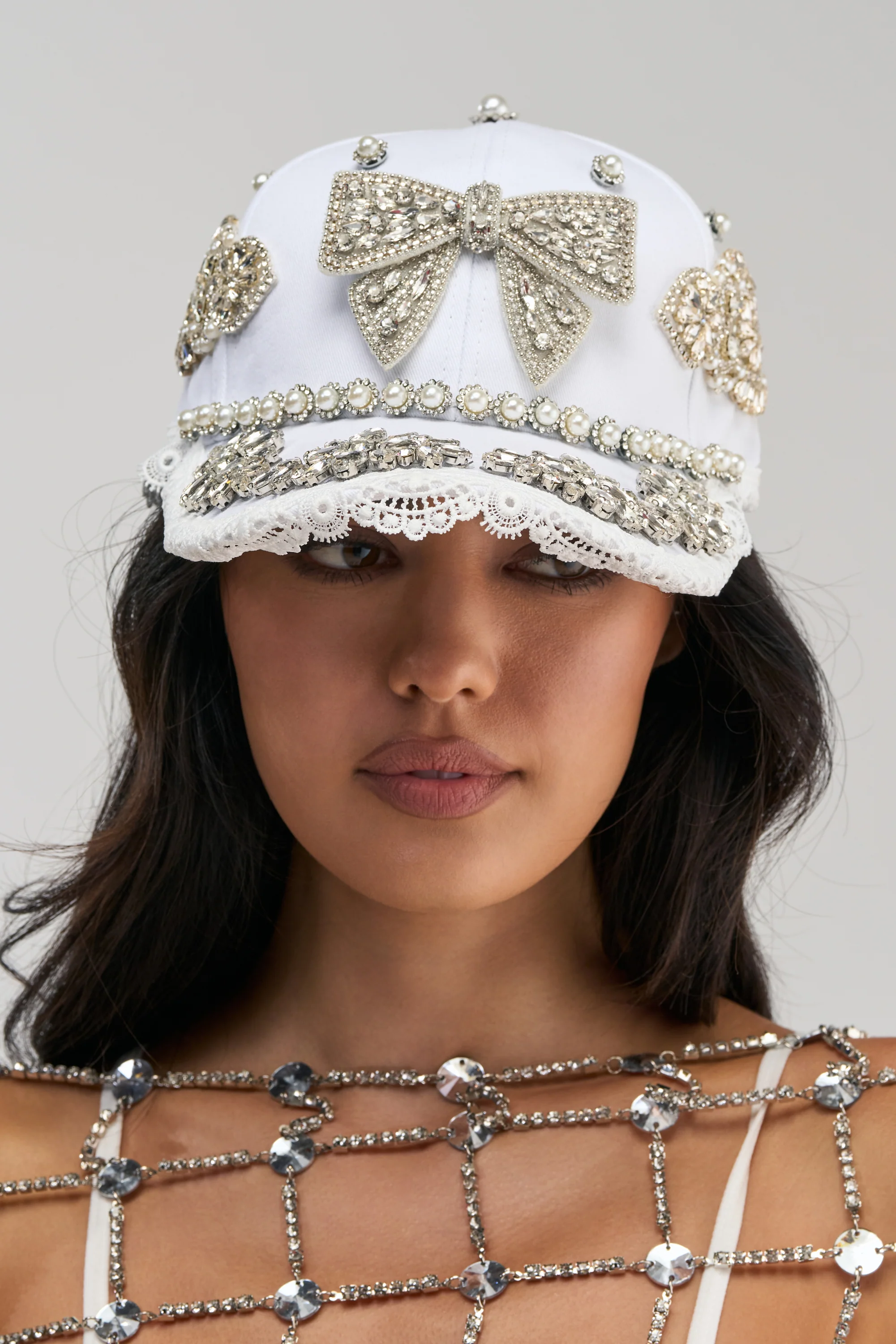 IM OUTSIDE EMBELLISHED HAT - Akira Store