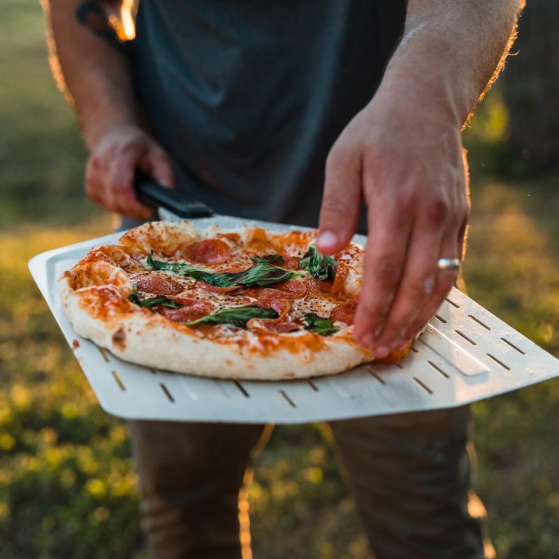 Pizzaspade m/perforert blad 65,5x30,5 cm