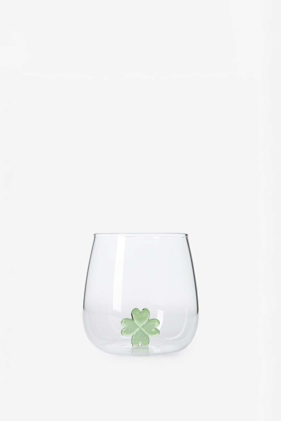 Waterglazen met klavertje vier