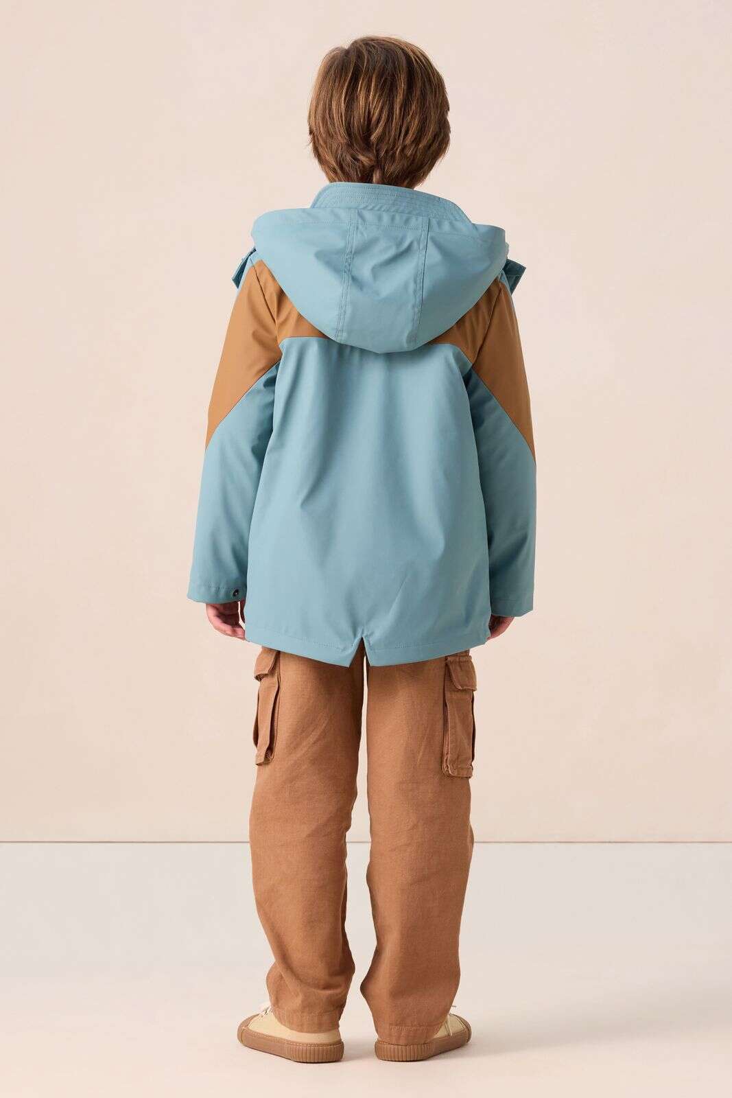 Blauwe lange regenjas met colourblock