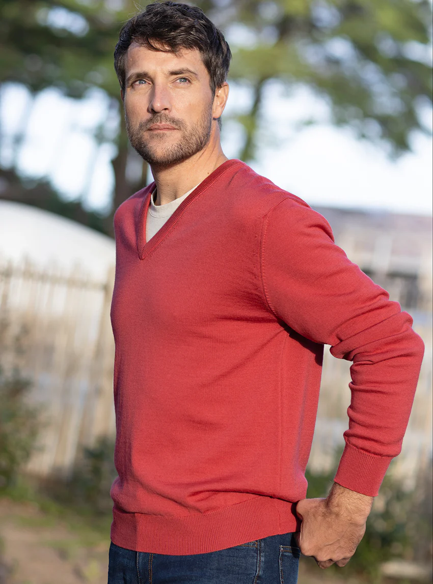 Pull homme col V 100% laine mérinos rouge tendre