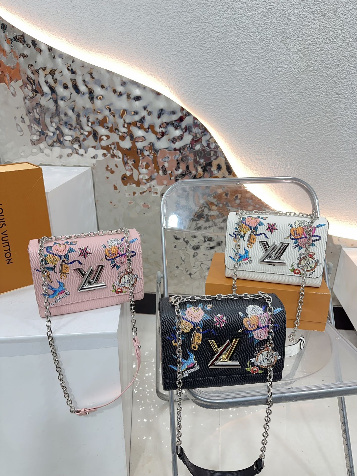 Louis new arrival TWIST bag size??23 * 16 cm