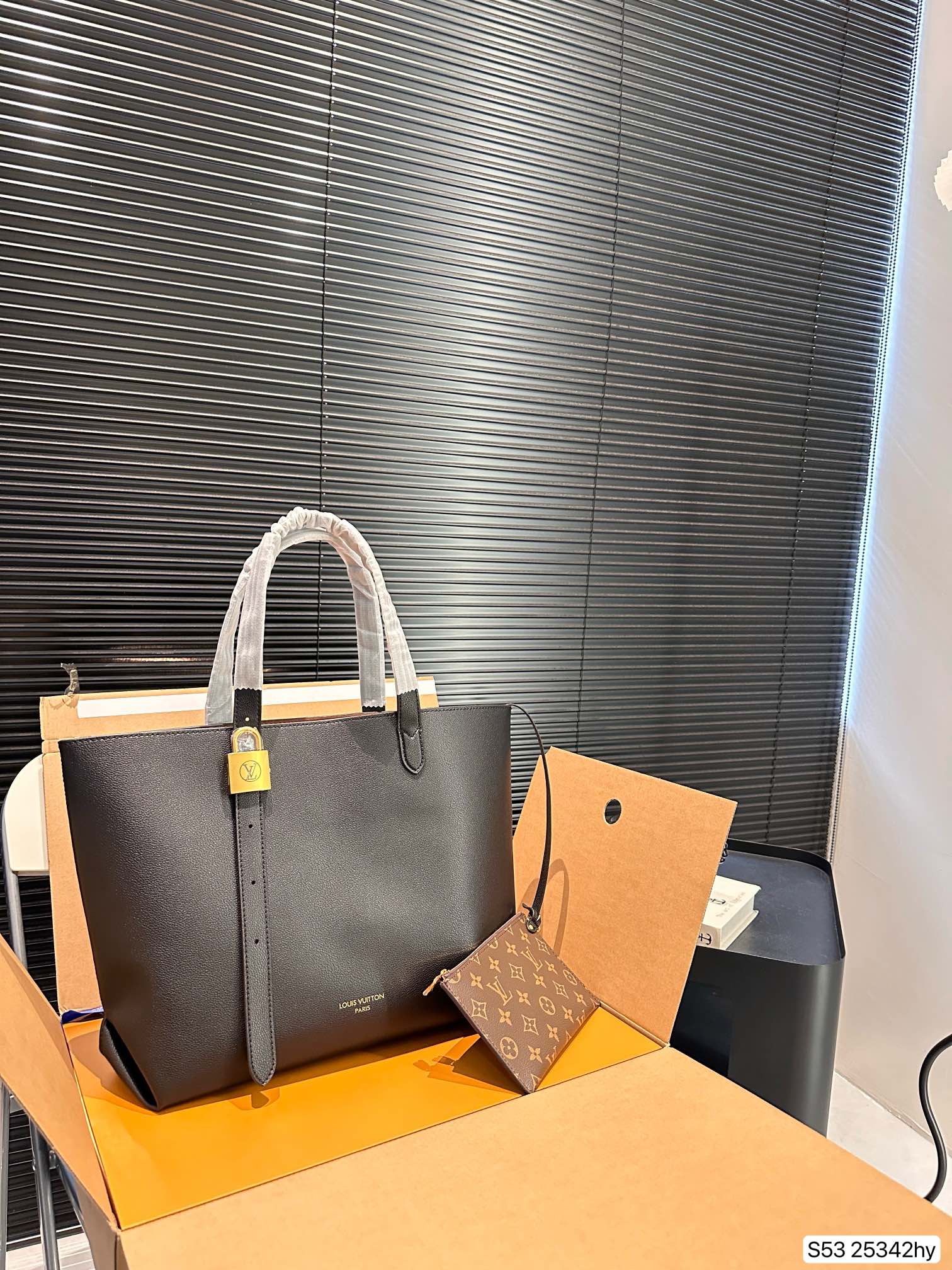 Louis new arrival lock hobo tote bag size��47 * 31 cm