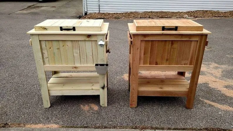 Support pour glacière en cèdre vieilli de 48 pintes (environ 45 litres) tout temps, avec drain en laiton, ouvre-bouteille et récupérateur de capsules, refroidisseur à bière.