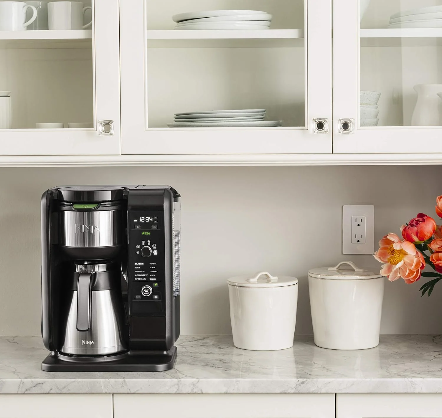 Système Ninja pour infusion à chaud et à froid, cafetière et thé, avec Auto-iQ, 6 tailles, 5 styles, 5 réglages de thé, carafe isotherme de 1,5 L, mousseur à lait, paniers à café et à thé, pièces compatibles lave-vaisselle, noir, CP307