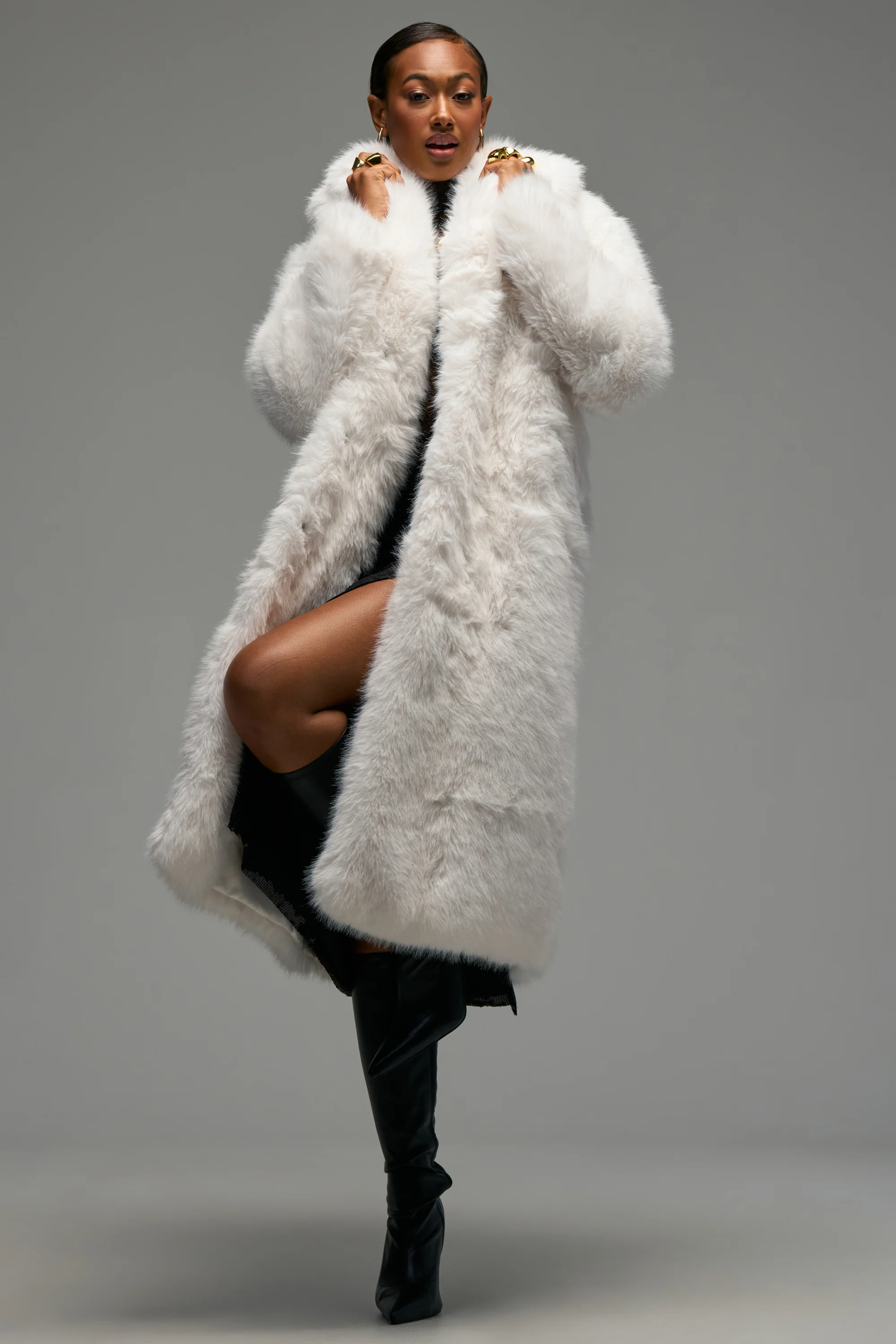 OSLO FAUX FUR COAT IN WHITE - Akira Store