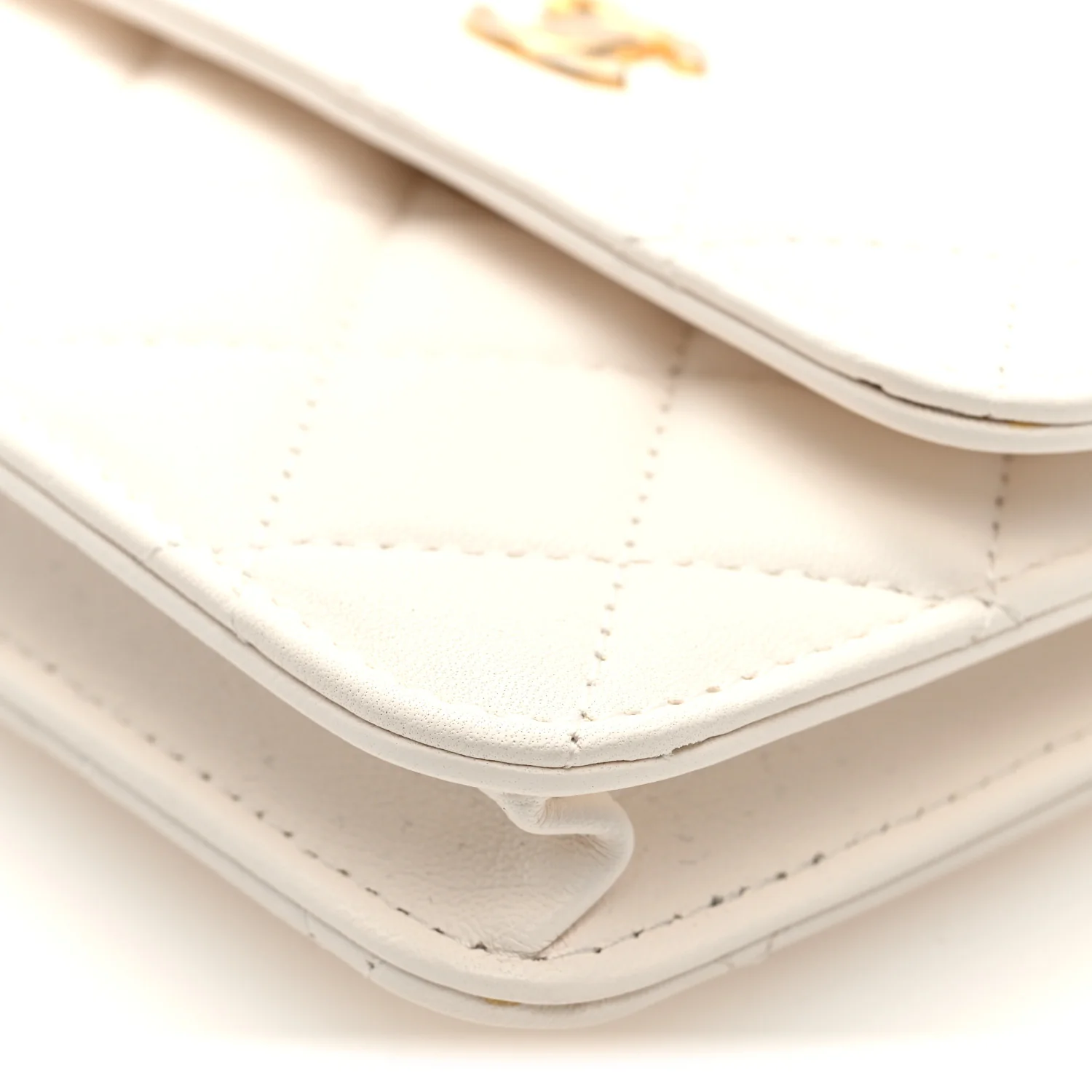 Lambskin Quilted Pearl Crush Clutch With Chain White