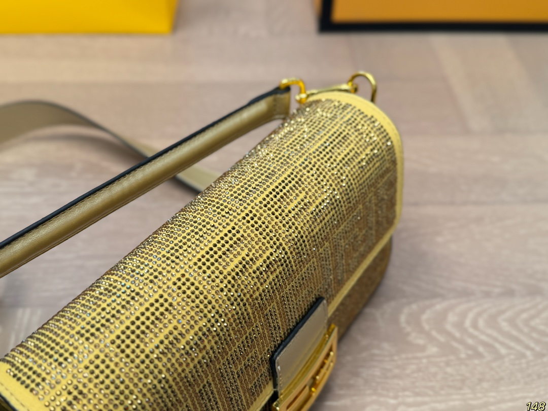 Fen new arrival Baguette Chain bag size??26*15 cm