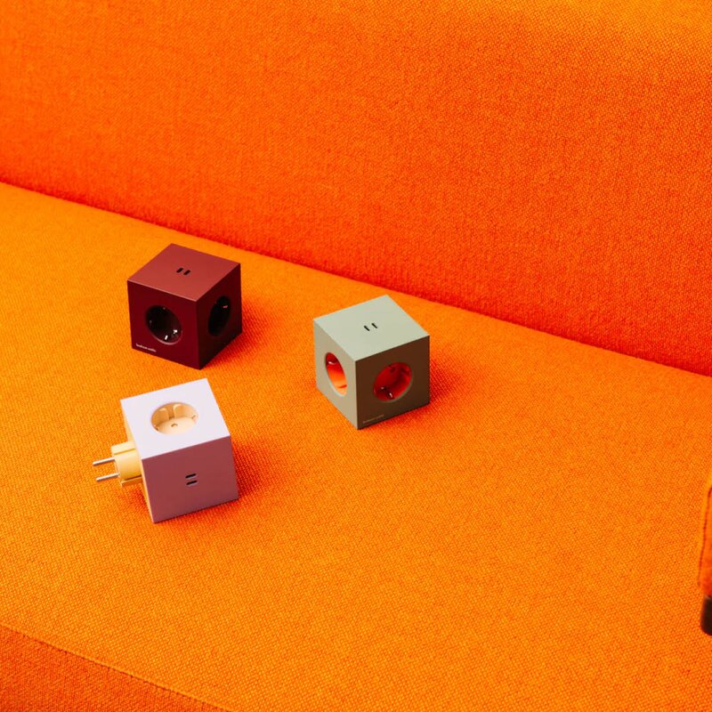 Square 2 Bauhaus Archiv USB-C 76x76 cm 30W Mulberry Red