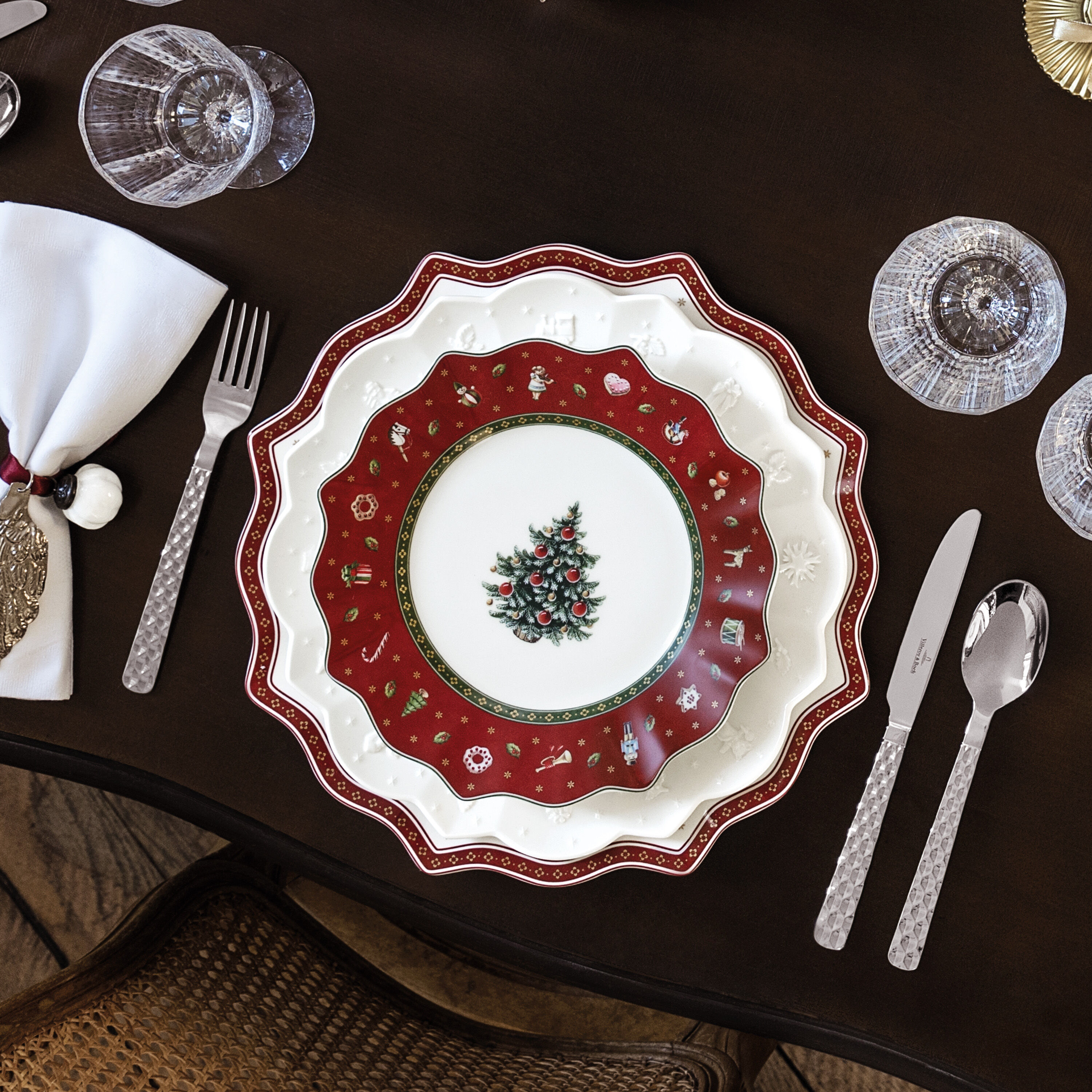 Toy's Delight Salad/ Dessert Plate - Red, 9.7'', Premium Porcelain