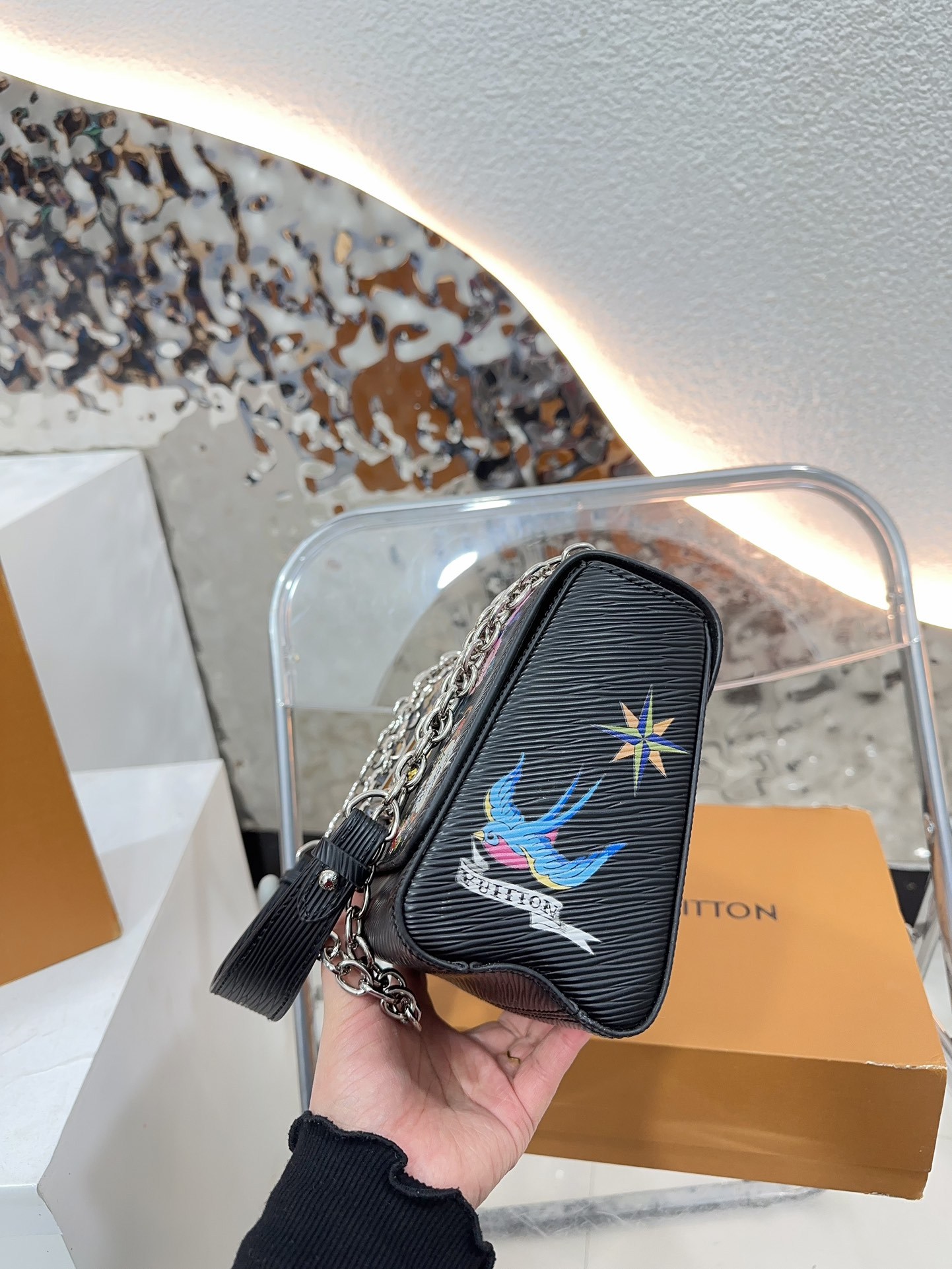 Louis new arrival TWIST bag size??23 * 16 cm