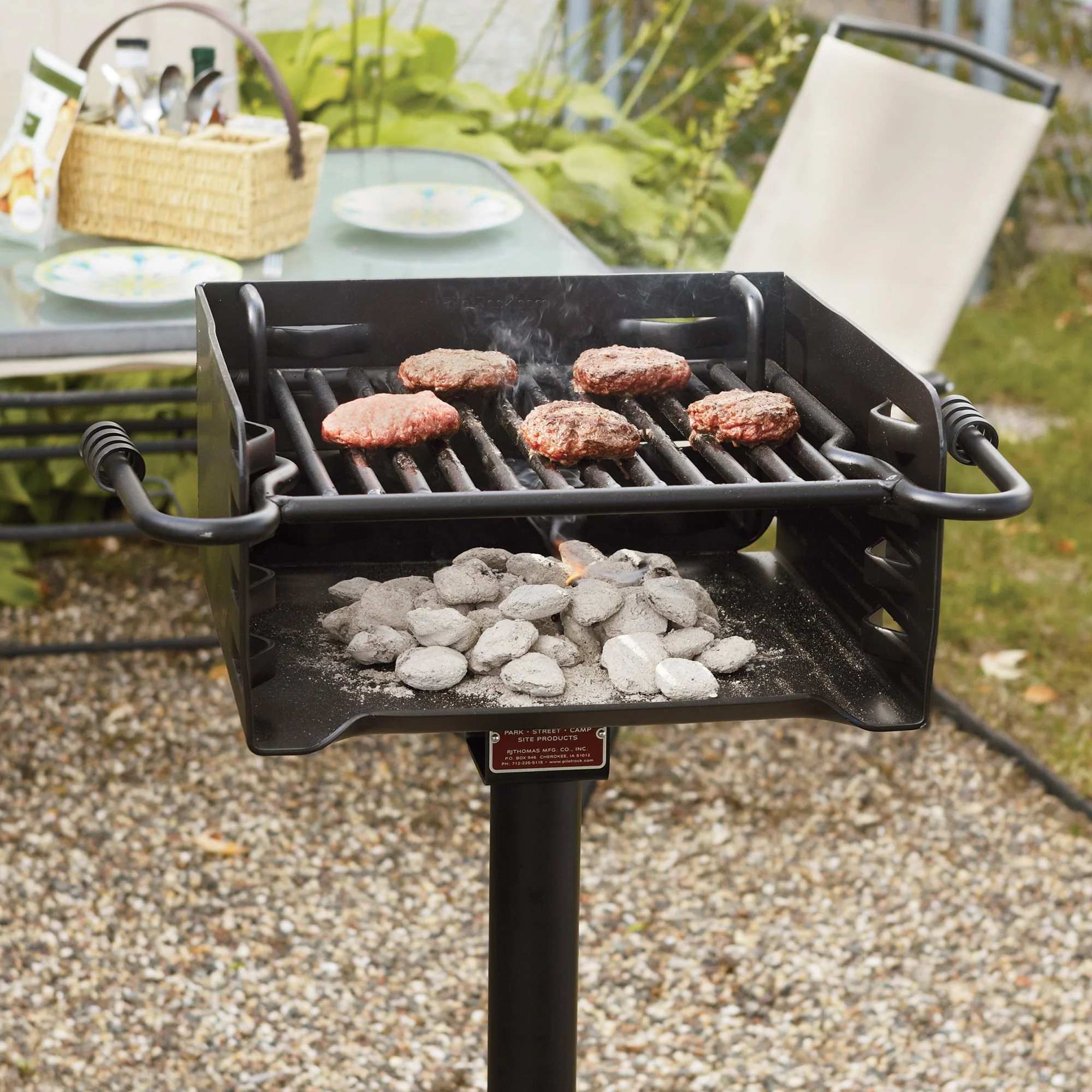 Barbecue extérieur en acier Pilot Rock Park Style, avec support pour charbon de bois et grille noire