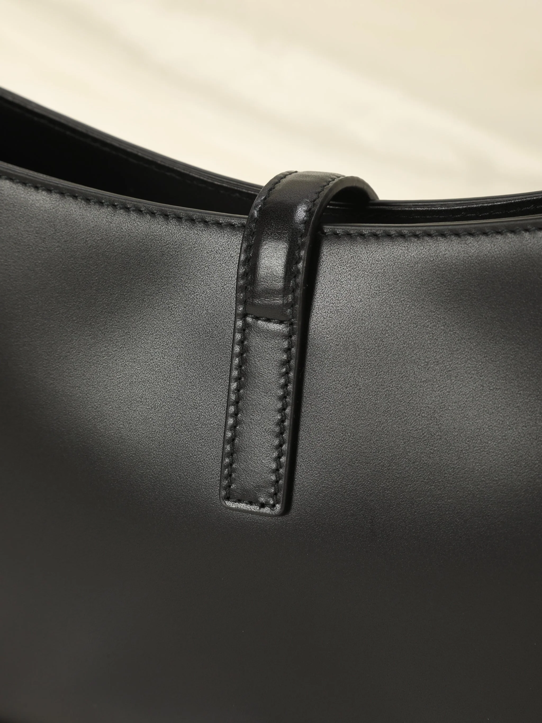 Saint Laurent Le 5 �� 7 Hobo Bag In Patent Leather - Black - Women