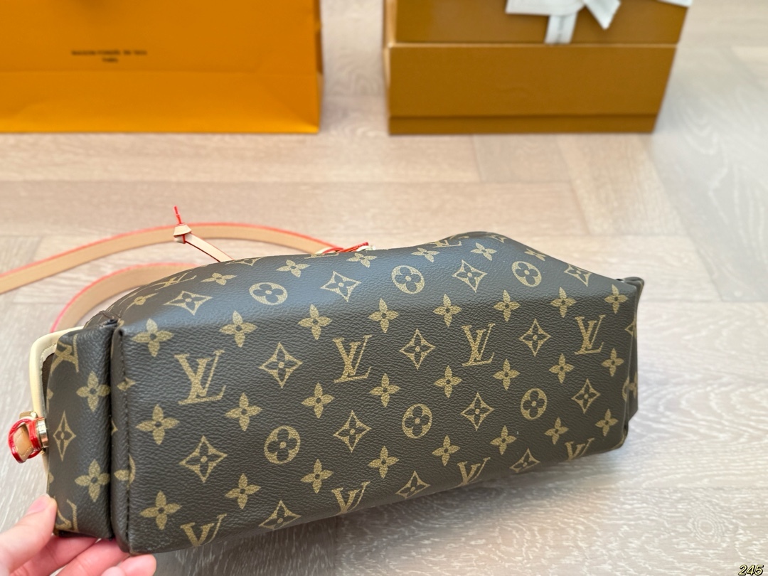 Louis new arrival vintage chain bag size: 31*22 cm