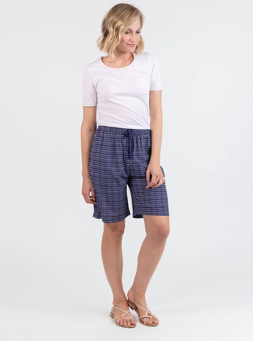 Bermuda femme fluide en viscose imprimée graphique bleu