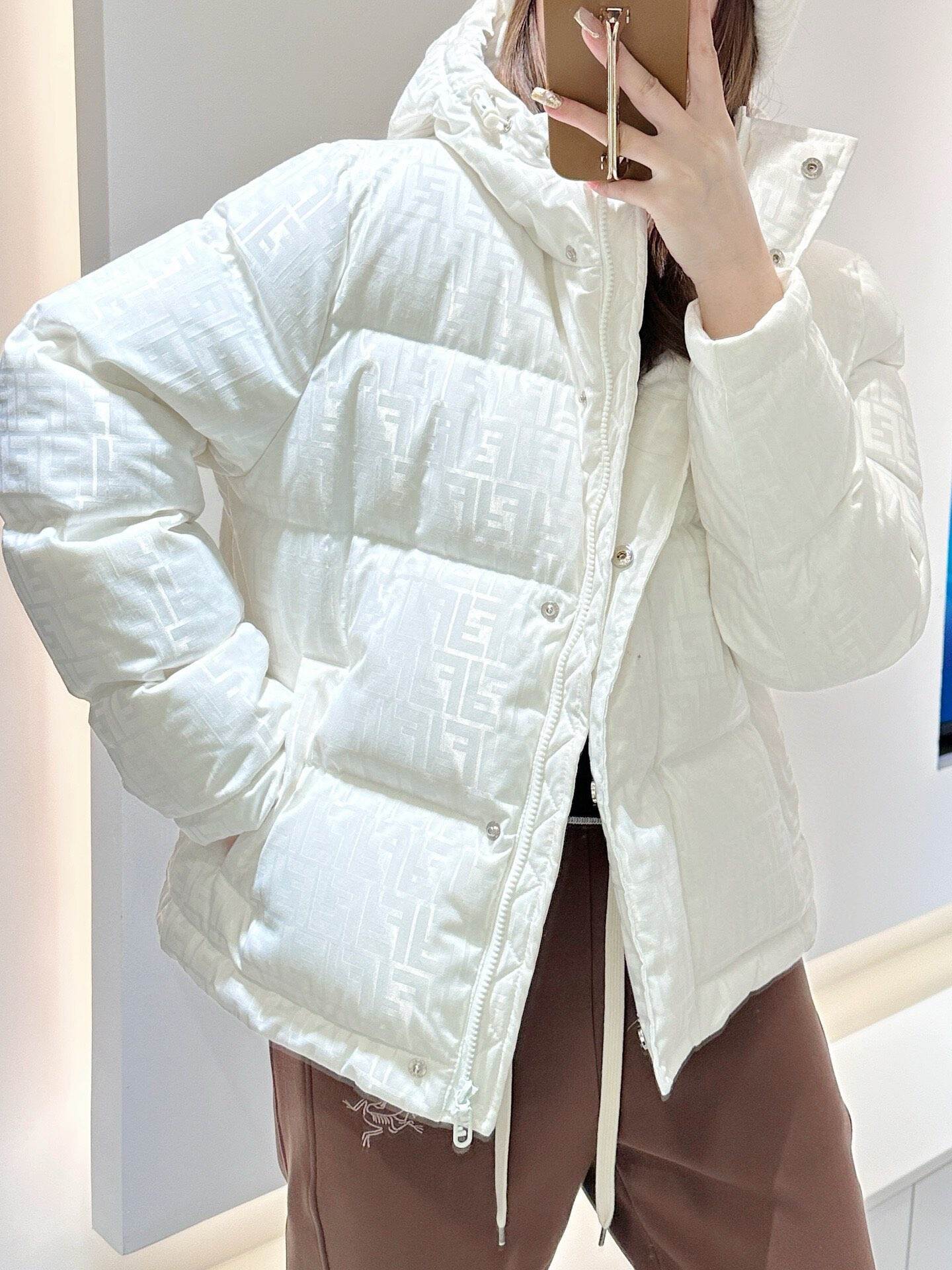 FENDI フェンディ フルロゴ ダウンジャケットMONCLER