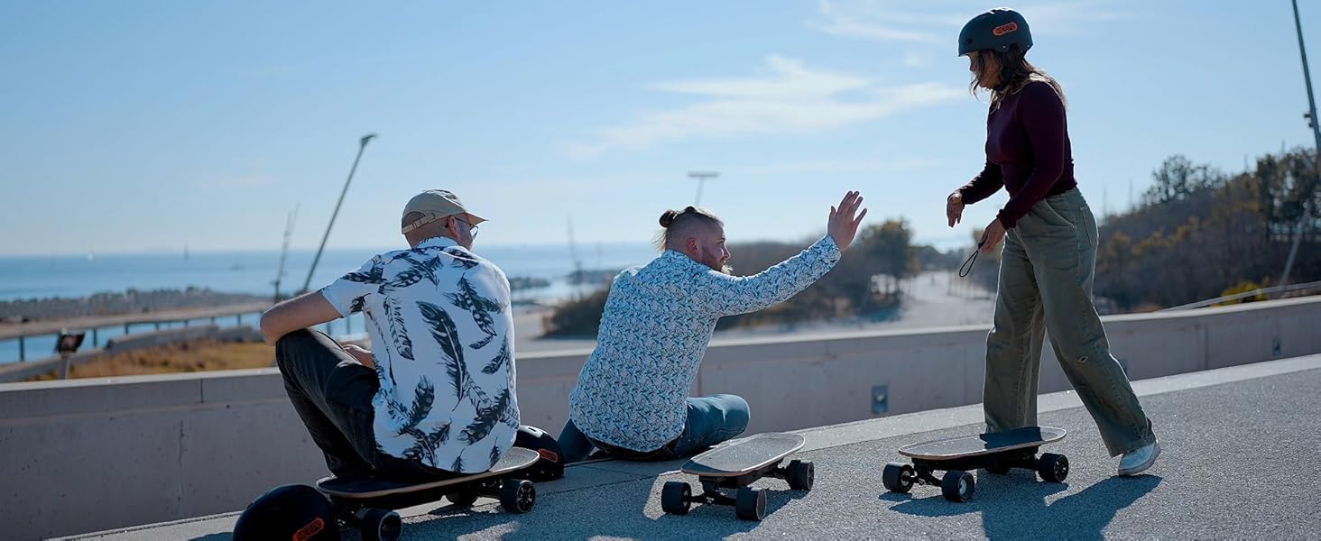 MINI5 electric skateboard with friends