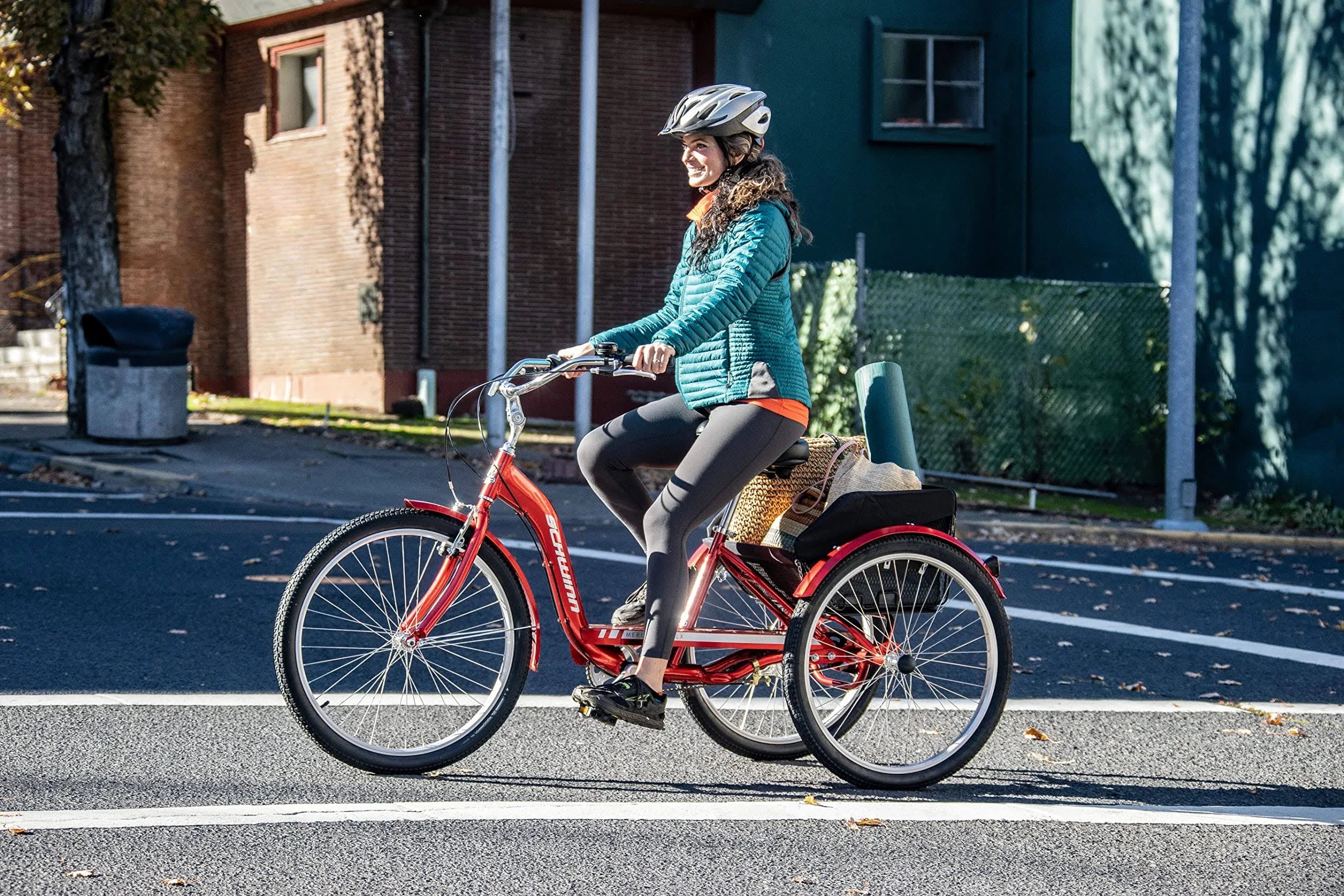 Tricycle Schwinn Meridian 2025 pour adultes (hommes et femmes), vélo de plage à trois roues, roues de 26 pouces, cadre bas, selle large, panier arrière pliable.